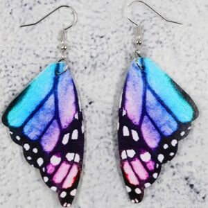 NWT Beautifully Detailed and Colorful Butterfly Wings Pierced Dangle Earrings!